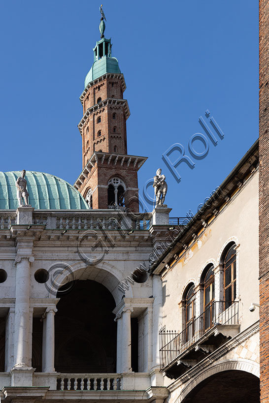 Vicenza: scorcio del lato settentrionale della Basilica Palladiana e della Torre Bissara.