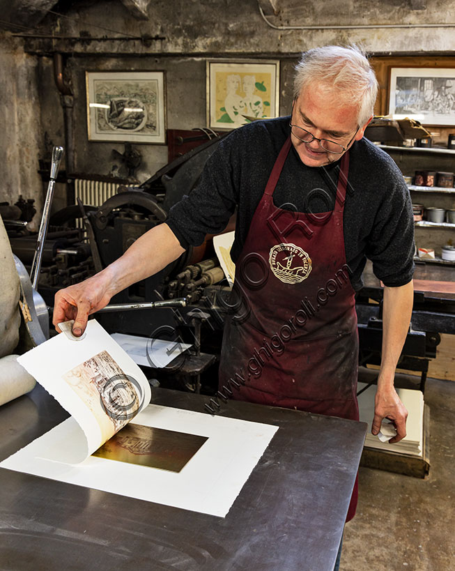 Vicenza, Stamperia d’Arte Busato: checking a calcography plate.