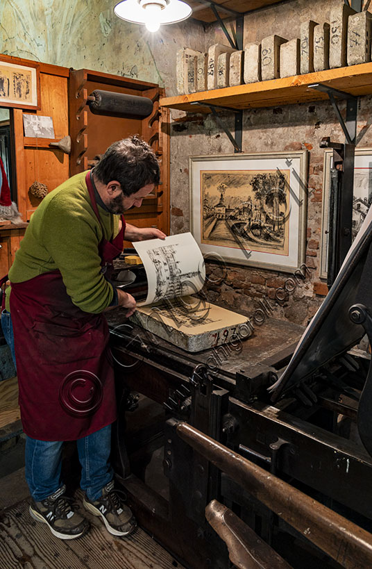 Vicenza, Stamperia d’Arte Busato: checking a litograph plate.