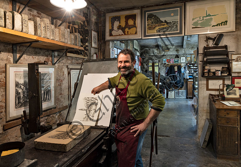 Vicenza, Stamperia d’Arte Busato: checking a litograph plate.