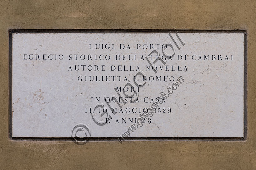 Vicenza:   plaque dedicated to Luigi da Porto, sixteenth-century Vicenza writer and historian, known for having created the story and the characters of Romeo and Juliet.