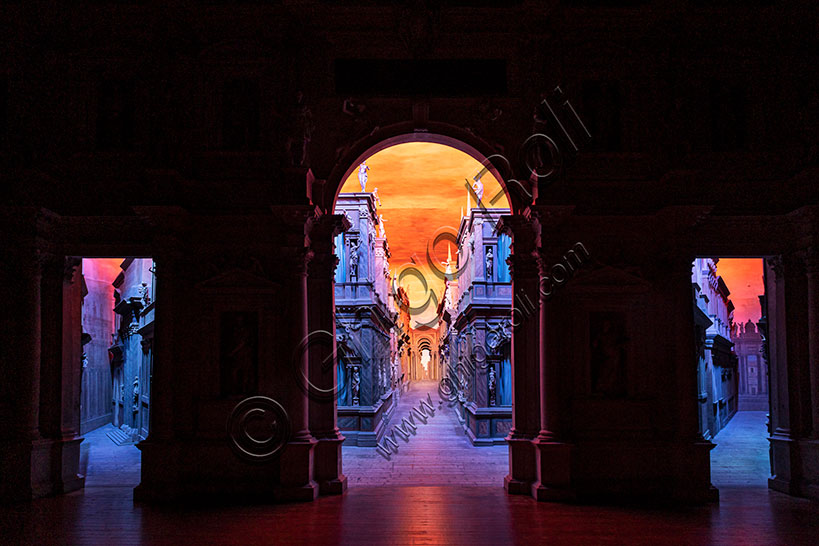 Vicenza, Teatro Olimpico, interno: il grandioso proscenio del teatro durate lo spettacolo “Son et Lumièere”. Il teatro fu progettato da Andrea Palladio. Il cantiere del teatro viene avviato nel 1580, anno della morte dell’architetto. I lavori saranno poi seguiti dal figlio Silla con l’intervento di Vincenzo Scamozzi per la scena e le celebri sette vie di Tebe. 