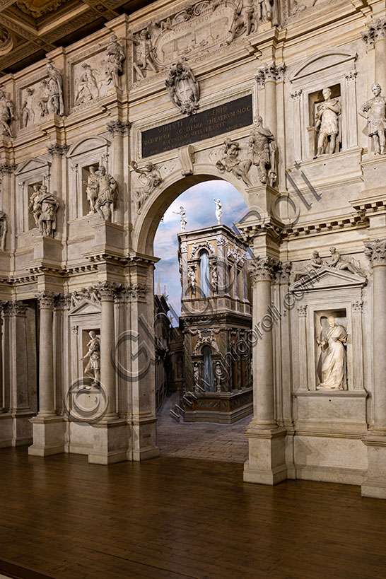 Vicenza, Teatro Olimpico, interno: il grandioso proscenio del teatro. Il teatro fu progettato da Andrea Palladio. Il cantiere del teatro viene avviato nel 1580, anno della morte dell’architetto. I lavori saranno poi seguiti dal figlio Silla con l’intervento di Vincenzo Scamozzi per la scena e le celebri sette vie di Tebe. 