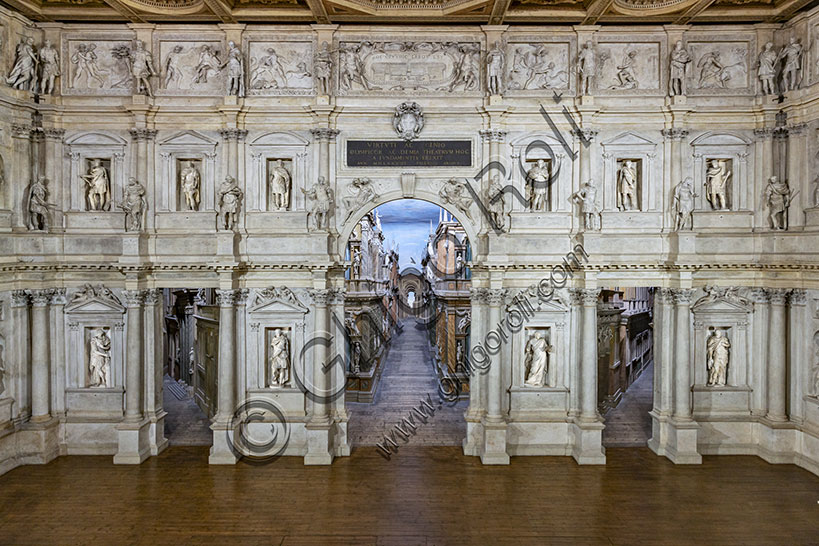 Vicenza, Teatro Olimpico, interno: il grandioso proscenio del teatro. Il teatro fu progettato da Andrea Palladio. Il cantiere del teatro viene avviato nel 1580, anno della morte dell’architetto. I lavori saranno poi seguiti dal figlio Silla con l’intervento di Vincenzo Scamozzi per la scena e le celebri sette vie di Tebe. 