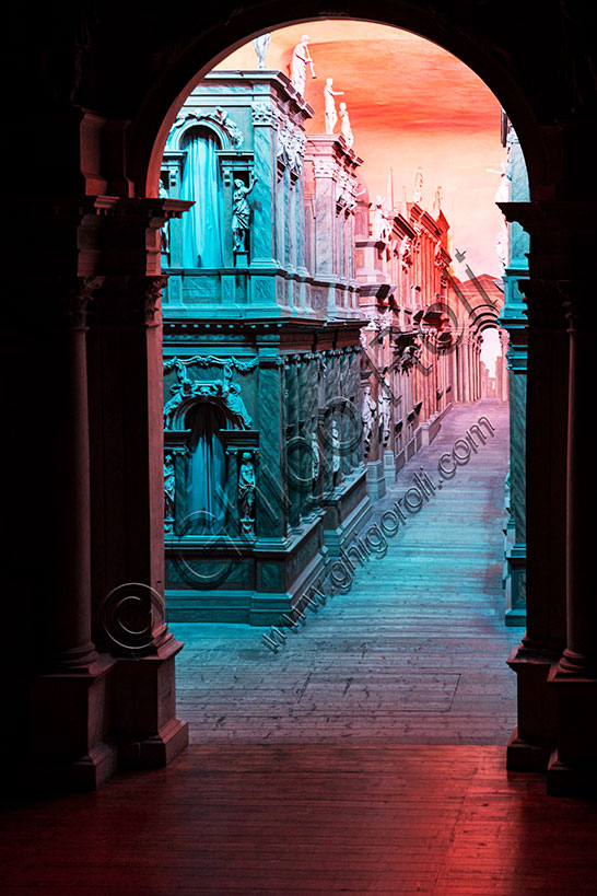 Vicenza, Teatro Olimpico, interno: particolare della “porta regia” nel grandioso proscenio del teatro durante lo spettacolo “Son et Lumière”. Il teatro fu progettato da Andrea Palladio. Il cantiere del teatro viene avviato nel 1580, anno della morte dell’architetto. I lavori saranno poi seguiti dal figlio Silla con l’intervento di Vincenzo Scamozzi per la scena e le celebri sette vie di Tebe. 