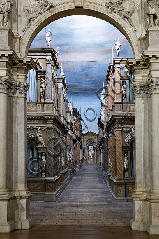 Vicenza, Teatro Olimpico, interno: particolare della “porta regia” nel grandioso proscenio del teatro. Il teatro fu progettato da Andrea Palladio. Il cantiere del teatro viene avviato nel 1580, anno della morte dell’architetto. I lavori saranno poi seguiti dal figlio Silla con l’intervento di Vincenzo Scamozzi per la scena e le celebri sette vie di Tebe. 