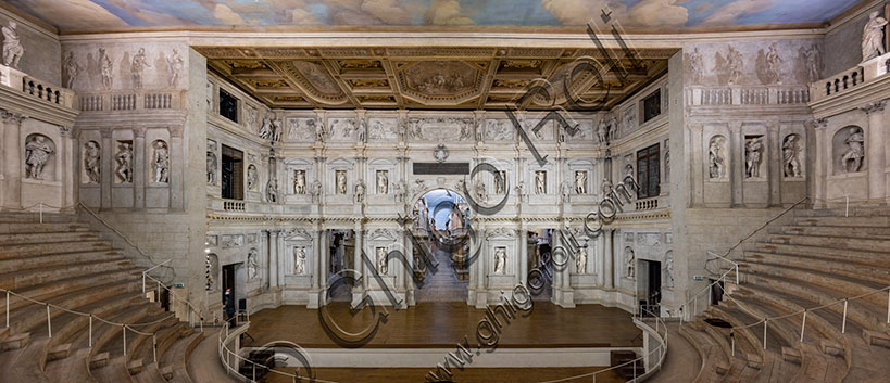 Vicenza, Teatro Olimpico, interno:  veduta del grandioso proscenio,  la cavea e la loggia. Il teatro fu progettato da Andrea Palladio. Il cantiere del teatro viene avviato nel 1580, anno della morte dell’architetto. I lavori saranno poi seguiti dal figlio Silla con l’intervento di Vincenzo Scamozzi per la scena e le celebri sette vie di Tebe. 