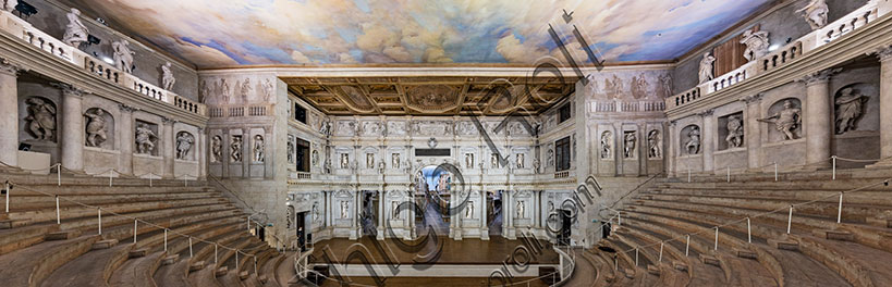 Vicenza, Teatro Olimpico, interno:  veduta del grandioso proscenio,  la cavea e la loggia. Il teatro fu progettato da Andrea Palladio. Il cantiere del teatro viene avviato nel 1580, anno della morte dell’architetto. I lavori saranno poi seguiti dal figlio Silla con l’intervento di Vincenzo Scamozzi per la scena e le celebri sette vie di Tebe. 