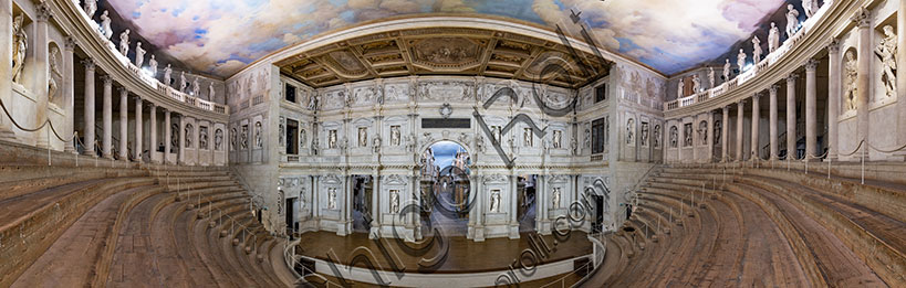 Vicenza, Teatro Olimpico, interno:  veduta del grandioso proscenio,  la cavea e la loggia. Il teatro fu progettato da Andrea Palladio. Il cantiere del teatro viene avviato nel 1580, anno della morte dell’architetto. I lavori saranno poi seguiti dal figlio Silla con l’intervento di Vincenzo Scamozzi per la scena e le celebri sette vie di Tebe. 