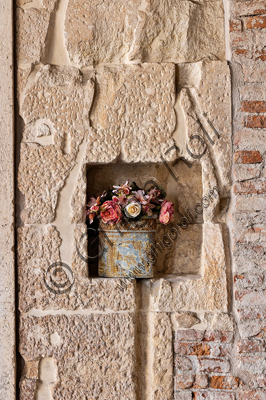 Vicenza: vaso di fiori in una nicchia del portico della Basilica Palladiana. 