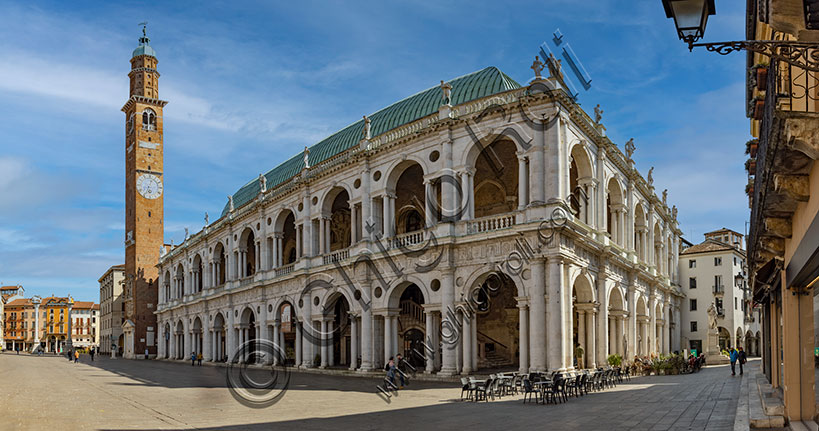 Vicenza: veduta del lato meridionale di Piazza dei Signori con la Torre Bissara e la Basilica Palladiana.