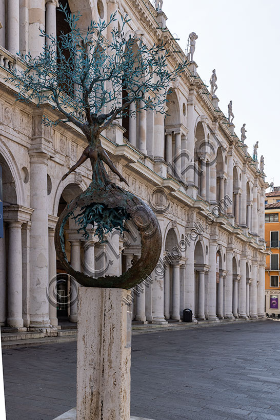 Vicenza: veduta del lato meridionale di Piazza dei Signori con la Basilica Palladiana e la scultura “Le nostre radici, il Futuro”, di Andrea Roggi, bronzo, 2020.