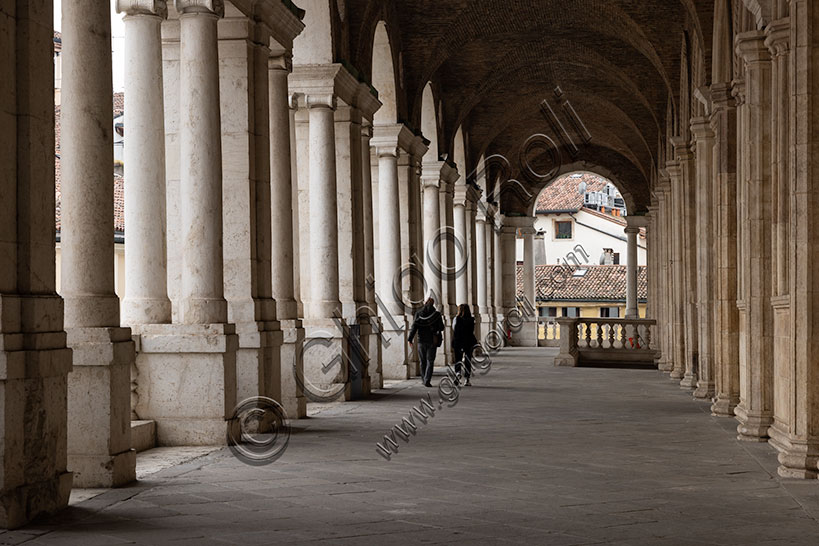Vicenza: veduta della loggia al primo piano sul lato settentrionale della Basilica Palladiana che si affaccia su Piazza delle Erbe.
