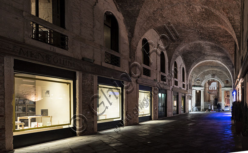 Vicenza: veduta notturna del portico che unisce il lato settentrionale a quello meridionale della Basilica Palladiana e dove ha sede il Museo del Gioiello.