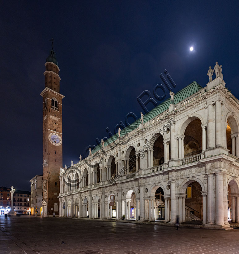 Vicenza: veduta serale del lato meridionale di Piazza dei Signori con la Torre Bissara e la Basilica Palladiana.