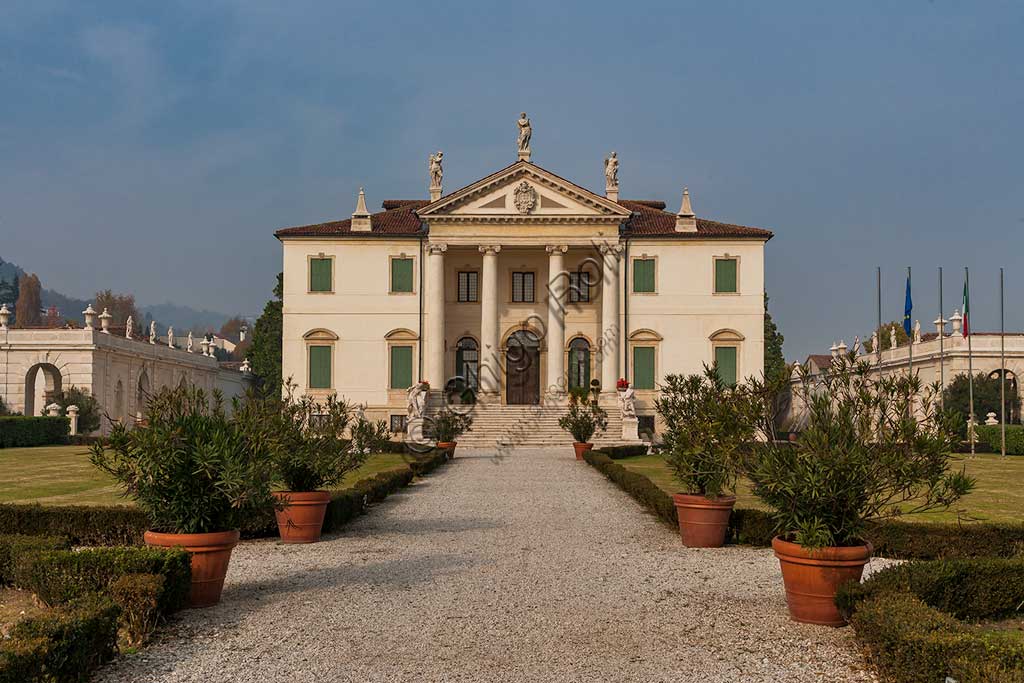 Villa Cordellina: veduta dell'esterno con la facciata e i giardini. Le sculture del giardino sono probabilmente su disegno di Giambattista Tiepolo, 1743 circa.