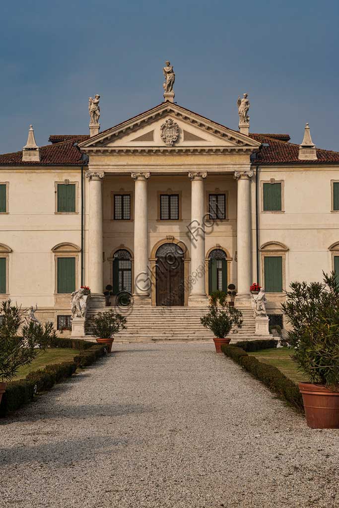 Villa Cordellina: veduta dell'esterno con la facciata e i giardini. Le sculture del giardino sono probabilmente su disegno di Giambattista Tiepolo, 1743 circa.