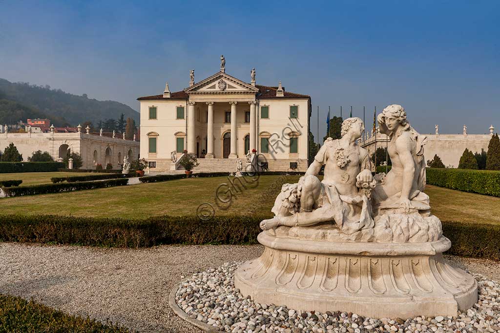 Villa Cordellina: veduta dell'esterno con la facciata e i giardini. Le sculture del giardino sono probabilmente su disegno di Giambattista Tiepolo, 1743 circa.