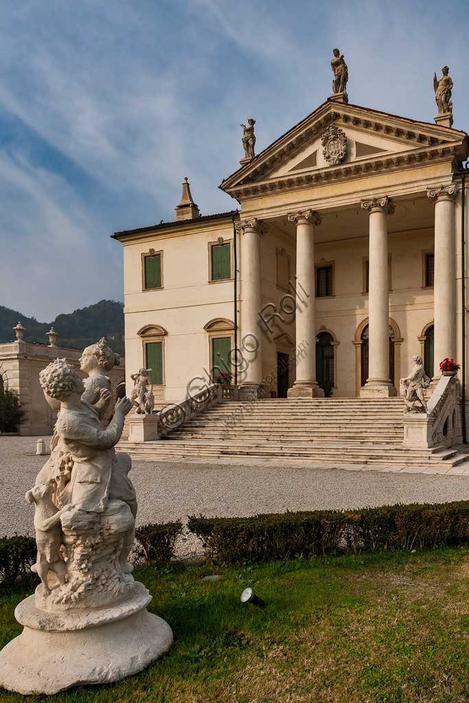 Villa Cordellina: veduta dell'esterno con la facciata e i giardini. Le sculture del giardino sono probabilmente su disegno di Giambattista Tiepolo, 1743 circa.