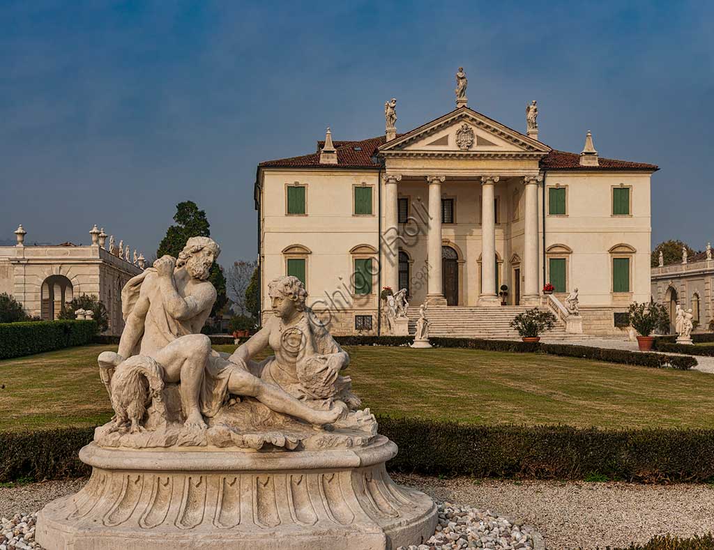 Villa Cordellina: veduta dell'esterno con la facciata e i giardini. Le sculture del giardino sono probabilmente su disegno di Giambattista Tiepolo, 1743 circa.