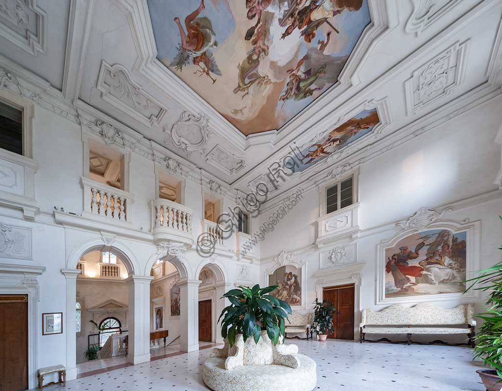 Villa Loschi  Motterle (già Zileri e Dal Verme): veduta del salone d'onore con  affreschi allegorici di Giambattista Tiepolo (1734).