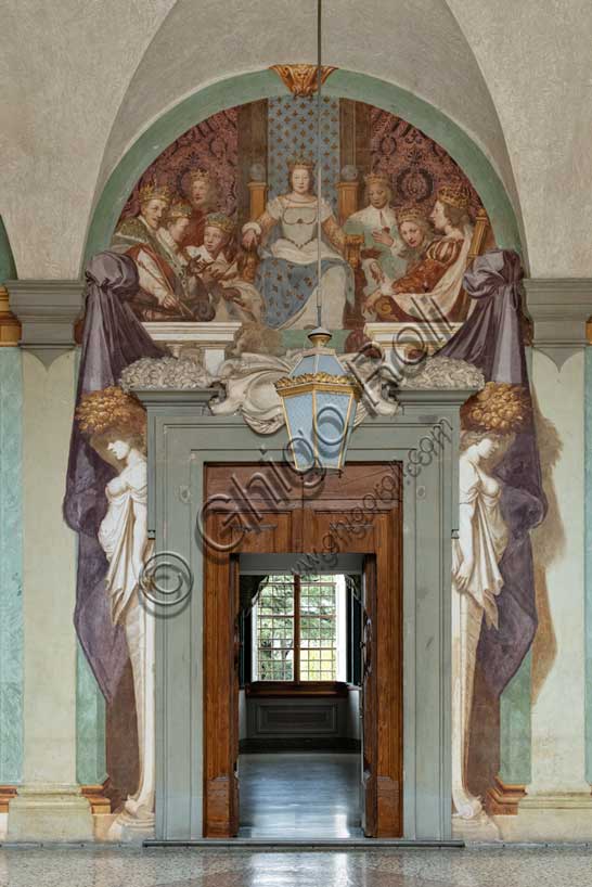 Villa medicea La Petraia, cortile:  “Caterina De’ Medii con i figli”, affresco del ciclo dei Fasti Medicei del Volterrano (Baldassarre Franceschini), 1636-1647.Caterina de' Medici, su un trono con lo schienale drappeggiato da gigli di Francia, è vicina a sette dei suoi dieci figli (mancano quelli morti in giovanissima età): Francesco II, Carlo IX ed Enrico III, tutti re di Francia, Francesco Ercole, duca d'Alençon, e le figlie Elisabetta, regina di Spagna, Claudia, duchessa di Lorena, e Margherita, moglie di Enrico di Navarra. I ragazzi sono disposti a corona e ciascuno di loro ha i precisi attributi del suo stato regale o nobiliare (scettri, corone, gioielli e manti).