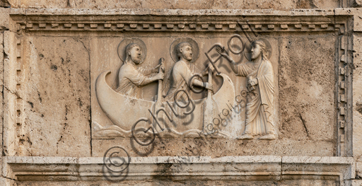 Spoleto, Chiesa di San Pietro, la facciata, caratterizzata da rilievi romanici (XII secolo). Uno dei cinque bassorilievi a destra del portale maggiore: "Vocazione dei SS Pietro e Andrea".