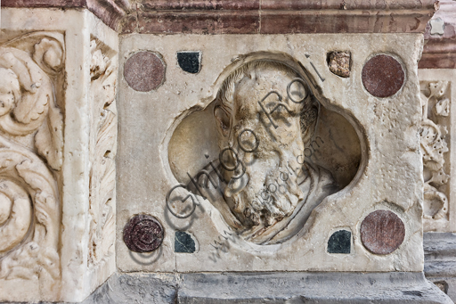 Genova, Duomo (Cattedrale di S. Lorenzo), lato ovest, la facciata, il portale maggiore: "Volto di uomo con barba", di Maestro dell'Arca del Battista (1225 circa), formella figurata della decorazione del basamento.