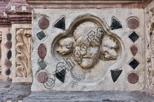 Genova, Duomo (Cattedrale di S. Lorenzo), lato ovest, la facciata, il portale maggiore: "Volto e due cani", di Maestro dell'Arca del Battista (1225 circa), formella figurata della decorazione del basamento.