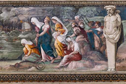 Roma, Villa Farnesina, la Sala delle Prospettive, fregio superiore con scene mitologiche ispirate alleMetamorfodidi Ovidio.  Scena di diluvio con Alcione e Ceice.Affreschi di Baldassarre Peruzzi e bottega (1517-18). Ceice è una figura della mitologia greca, figlio di Espero e discendente di Eracle.Sposò Alcione e la loro unione fu tanto felice che questa un giorno lo volle apostrofare "Zeus". Il re degli dei si indignò per questo affronto e scatenò una tempesta mentre Ceice era in viaggio per mare, facendolo annegare. La sua ombra apparve ad Alcione che, capita la morte, si gettò nelle acque per raggiungerlo.Gli dei, commossi, ne ebbero pietà e li trasformarono in alcioni (un tipo di uccello, probabilmente un martin pescatore o una specie di gabbiano). Il loro nido vicino al mare, veniva continuamente distrutto dalle onde. Zeus ebbe nuovamente pietà e placò il mare per sette giorni, prima e dopo il solstizio d'inverno, affinché potessero riprodursi.Gli alcioni (uccelli) vennero consacrati a Teti ed erano il collegamento tra cielo e mare. Divennero anche il simbolo di una celere pace e tranquillità.